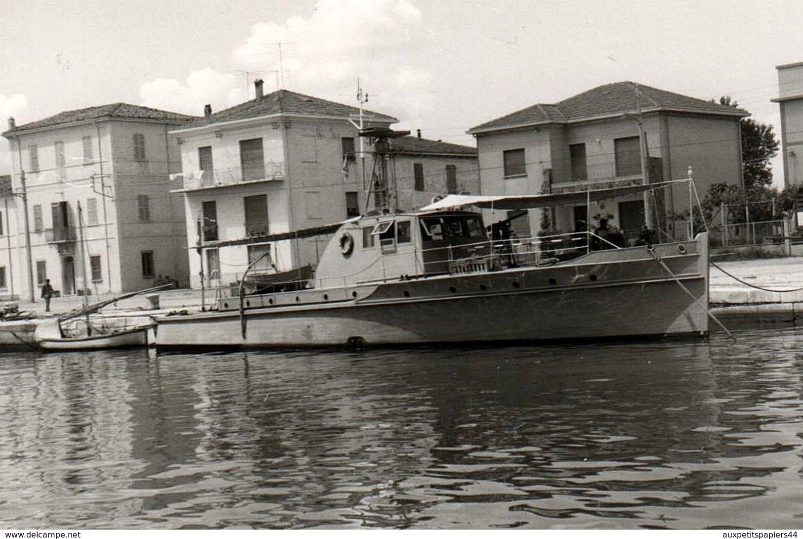 2 Photos Originales Petit Bâtiment Militaire Frégate à Identifier à Quai Vers 1960/70 - Bateau Fluvial - Boats