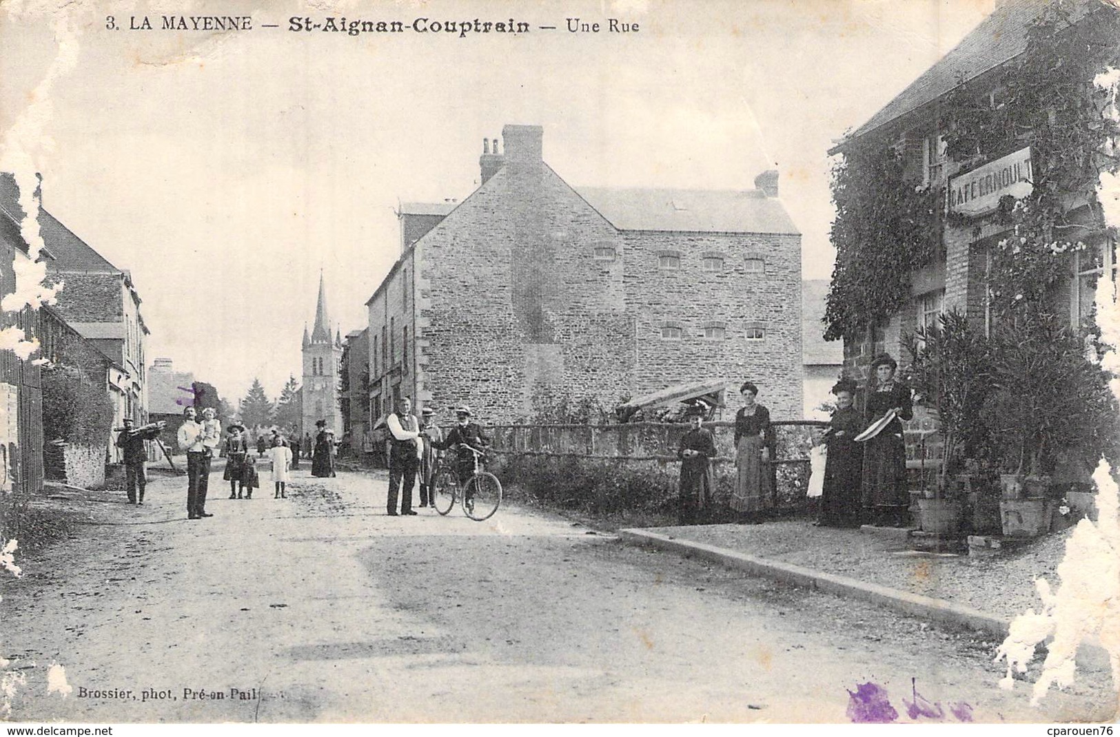 C P A  53  Mayenne > Couptrain Saint Aignan Couptrain Une Rue Animée Le Café Ernoult - Couptrain