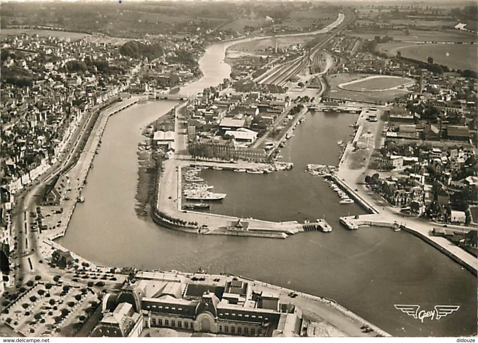 14 - Trouville - Deauville - Vue Aérienne, Au Centre Le Port Des Yachts - CPSM Grand Format - Voir Scans Recto-Verso - Trouville