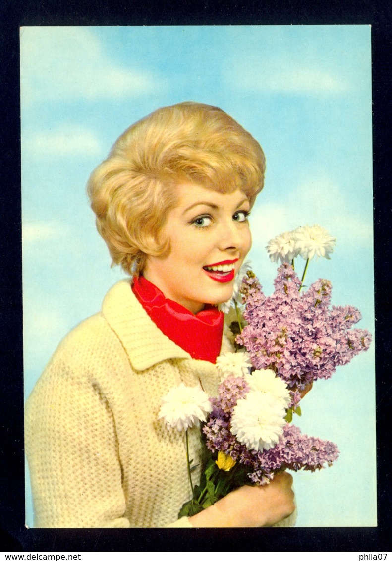 Pin Up - Girl With Flowers  / Postcard Not Circulated - Pin-Ups