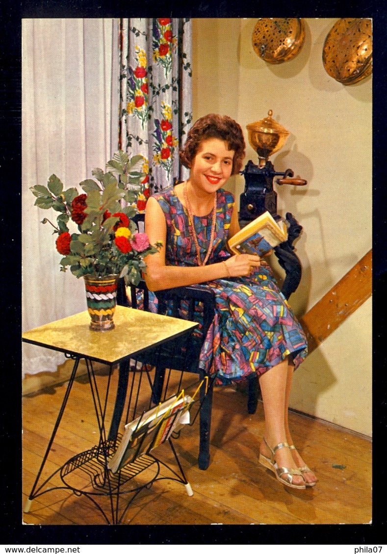 Pin Up - Woman With Book / Postcard Not Circulated - Pin-Ups