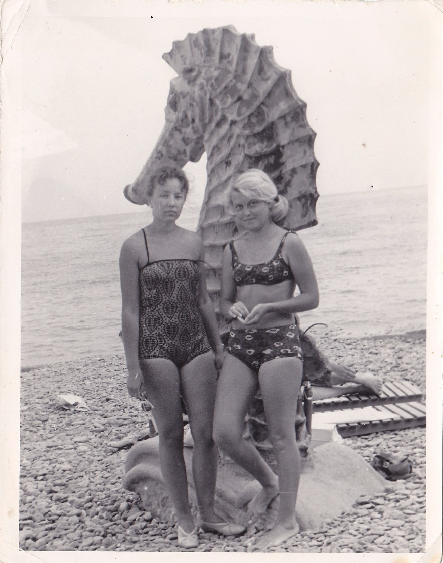 Couple Young Woman Beach Sea Swimsuit  Semi Nude Nu Nus Jeune  Femme VINTAGE  Photo - Personnes Anonymes