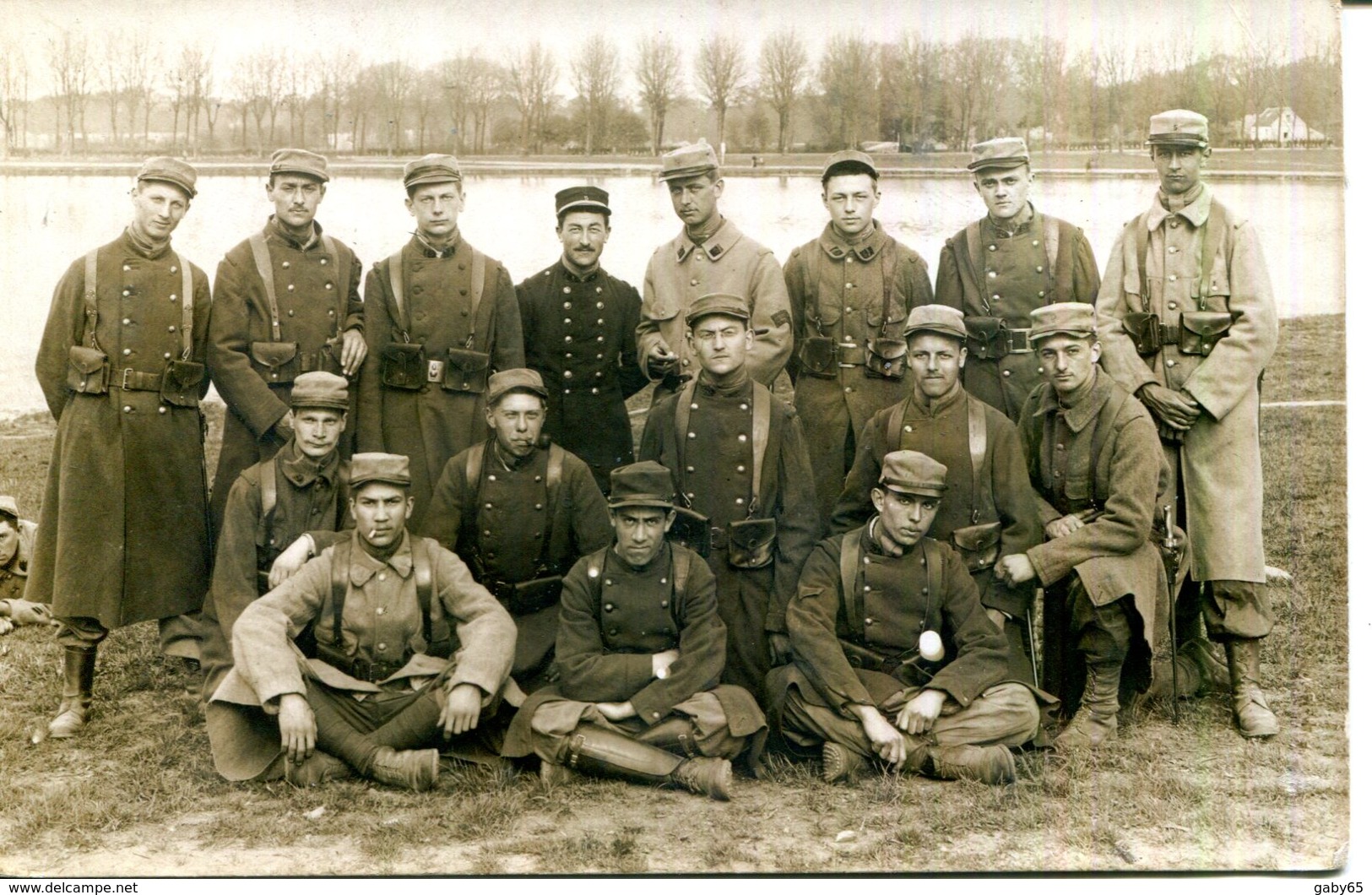 C.P.A.MILITARIA.78.YVELINES.VERSAILLES.MILITAIRES POSANT DEVANT LA PIECE D'EAU DU CHATEAU.CARTE PHOTO. - Fotos