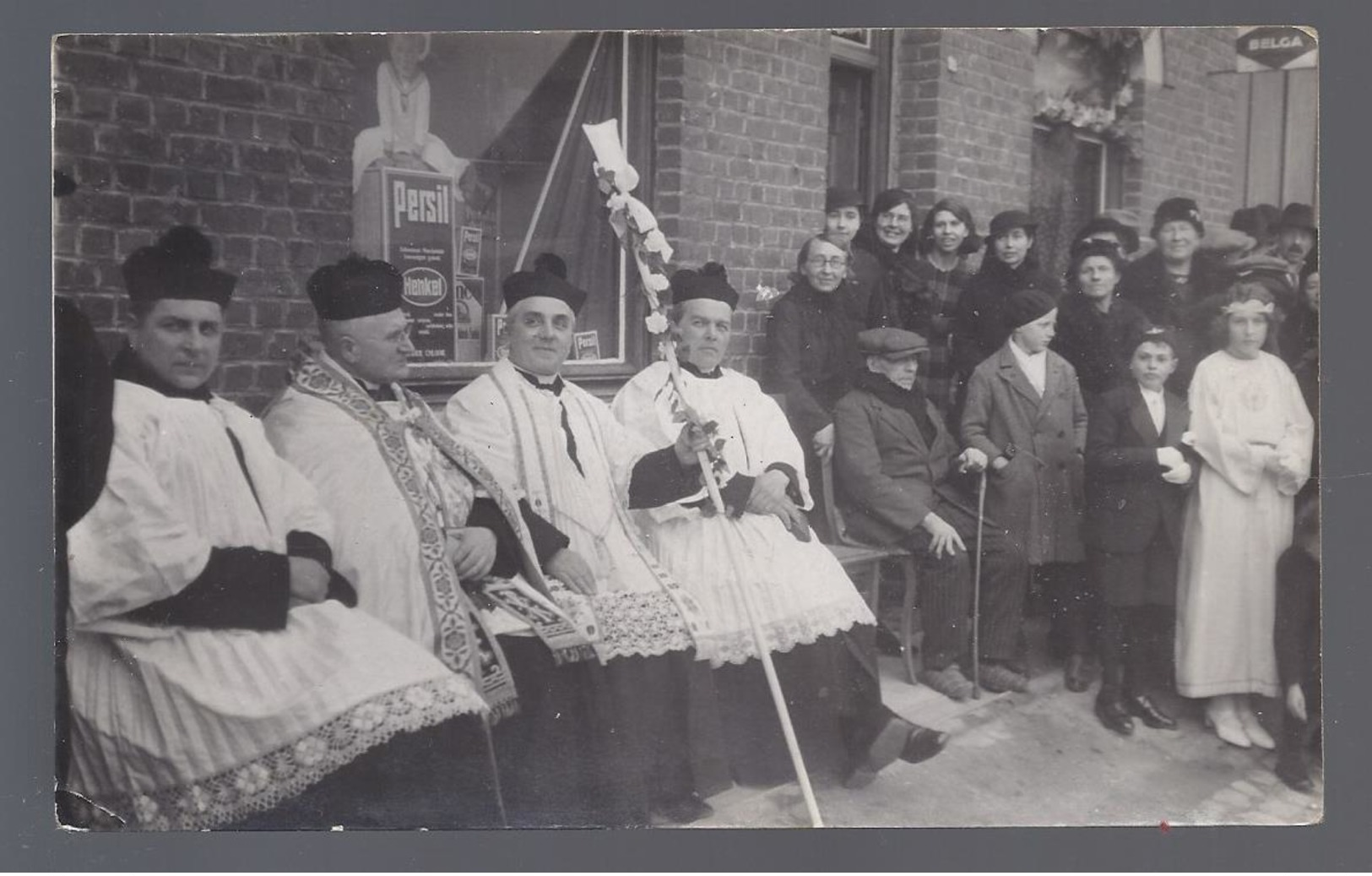 IEPER ?? FOTO DERAECK RIJSELSTRAAT YPRES GEESTELIJKHEID MET PUBLICITEIT ACHTER ZICH VROUW PERSIL HUMOR ?? - Ieper