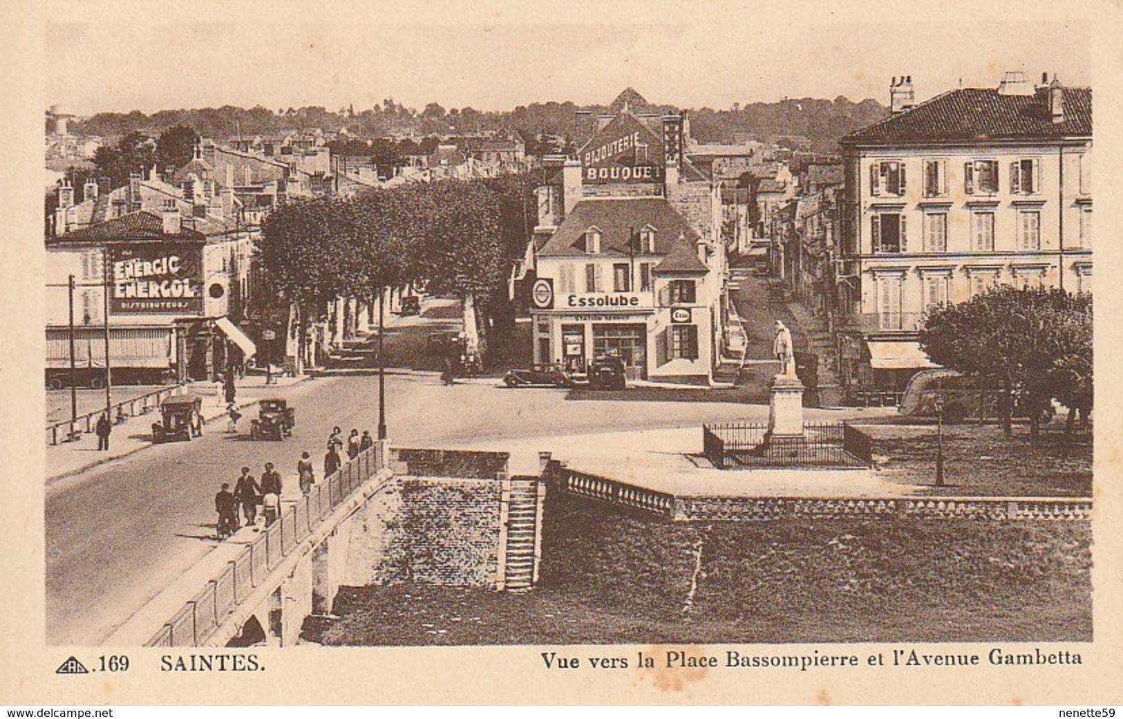 17 -- SAINTES -- Vue Vers La Place Bassompierre Et L'Avenue Gambetta - Saintes