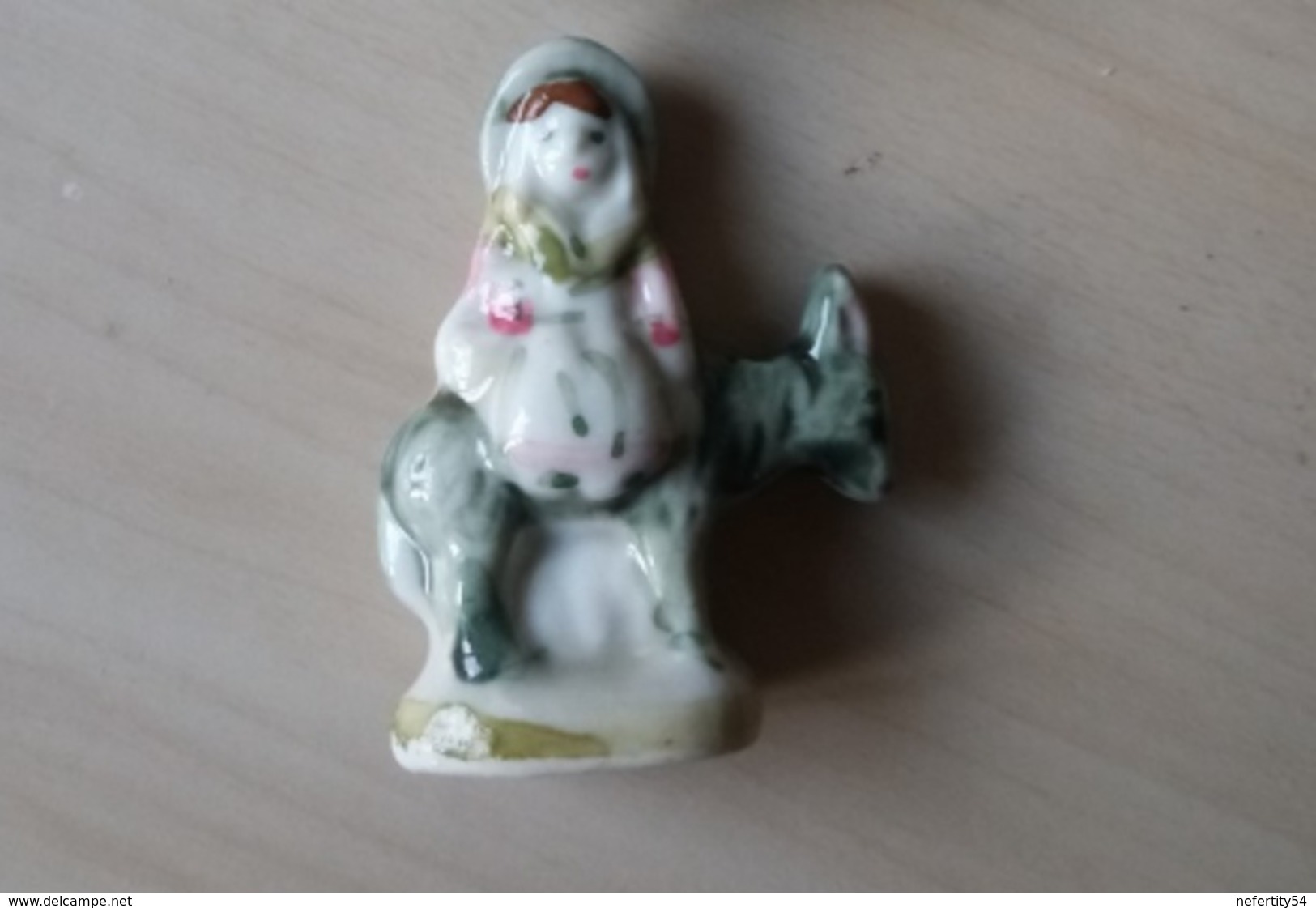 Fève Ancienne - Femme Sur Un âne Socle Vert - Santon Crèche - Santons