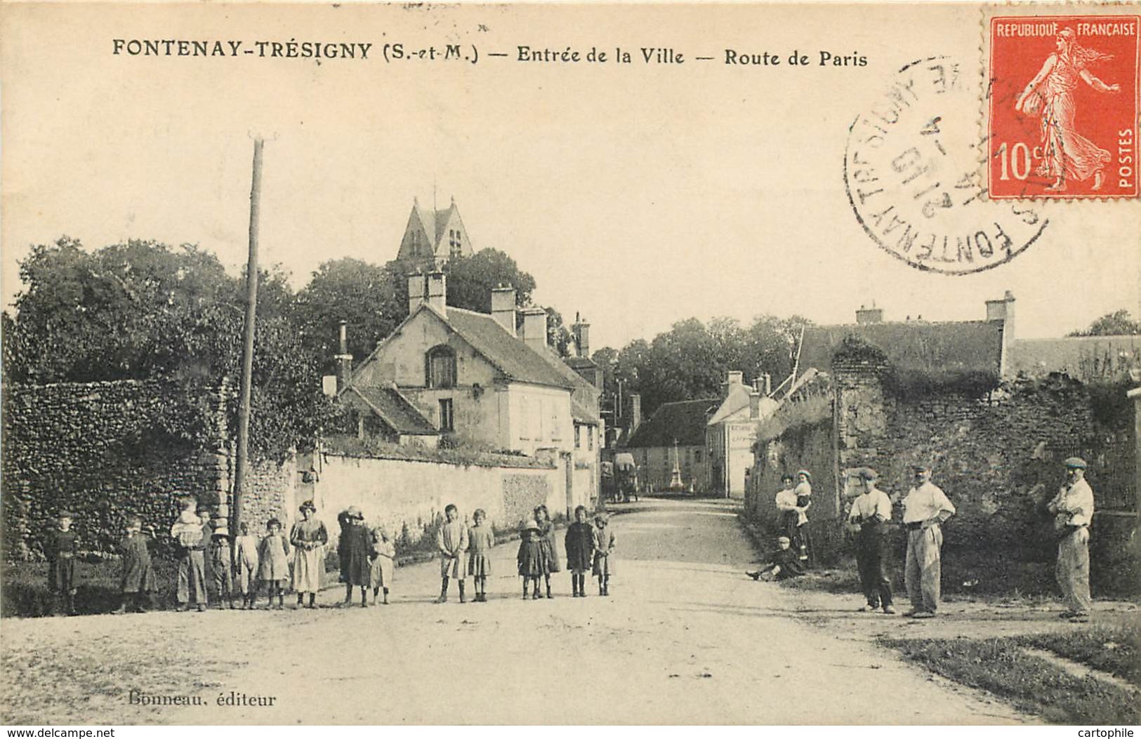 77 - FONTENAY TRESIGNY - Entrée De La Ville - Route De Paris - Animée En 1911 - Fontenay Tresigny