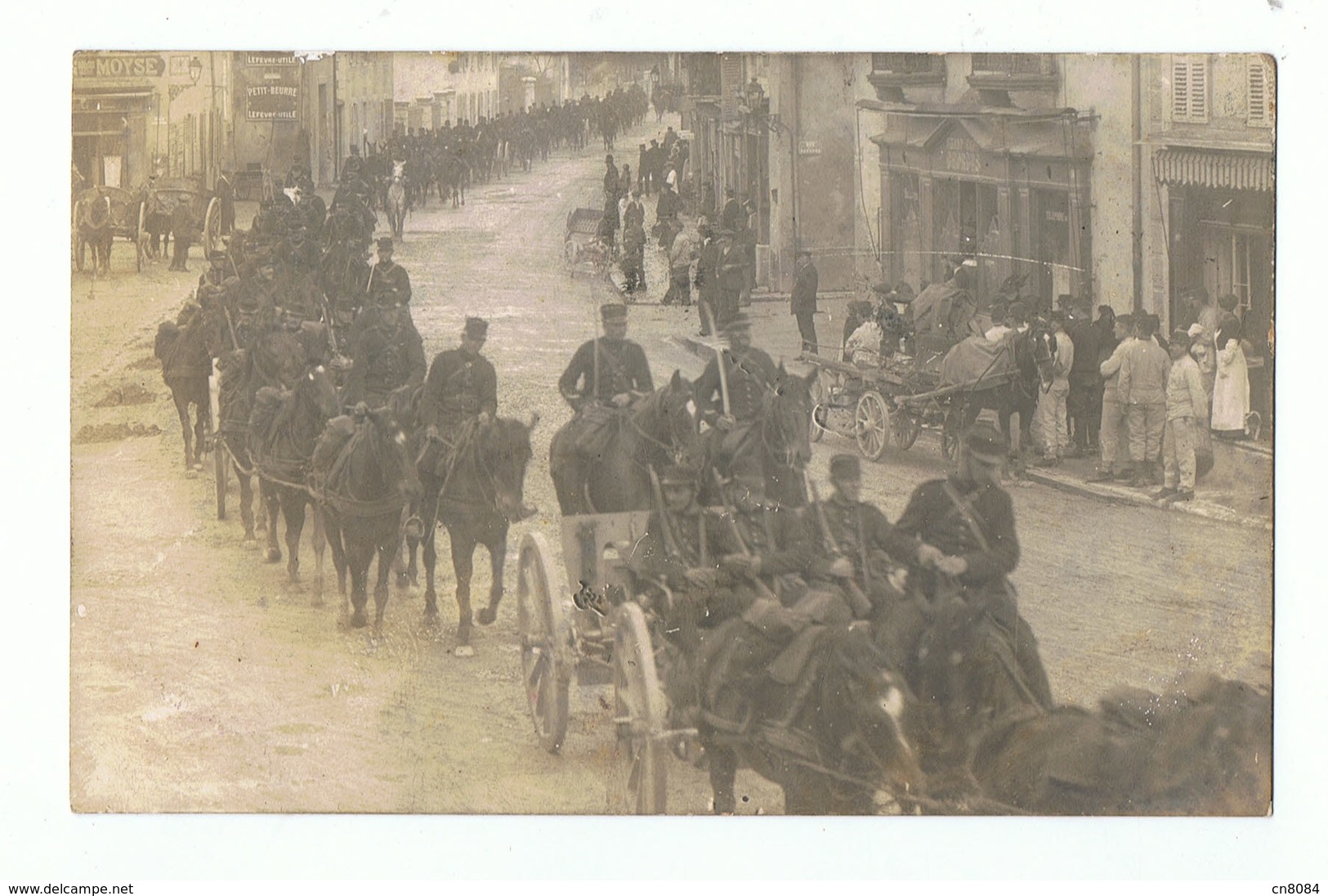 PONTARLIER - 25 - CARTE PHOTO RUE FAUBOURG ST PIERRE , DEFILE MILITAIRE - Pontarlier