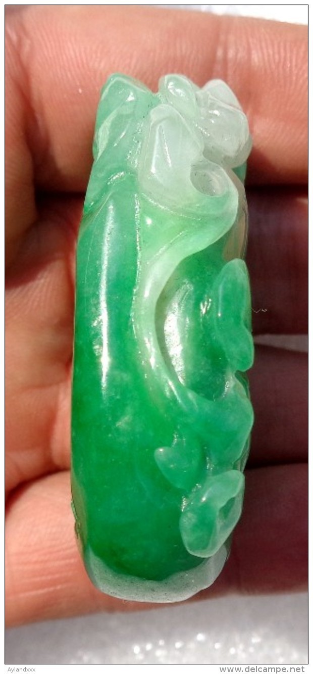 CINA (China): Superb Natural Undyed Apple Green Jadeite (jade) Pendant - Certified - Arte Orientale