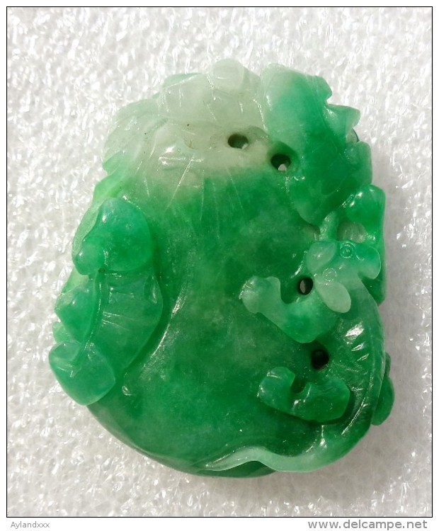 CINA (China): Superb natural undyed apple green jadeite (jade) pendant - certified