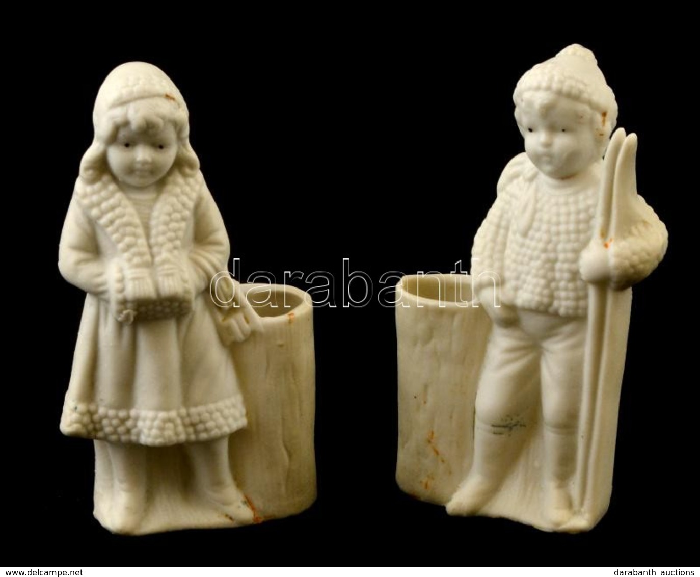 Síelő Kisfiú és Fülvédős Lány, Fehér Mázas Porcelán, Jelzés Nélkül, M:9 Cm (2×) - Sonstige & Ohne Zuordnung