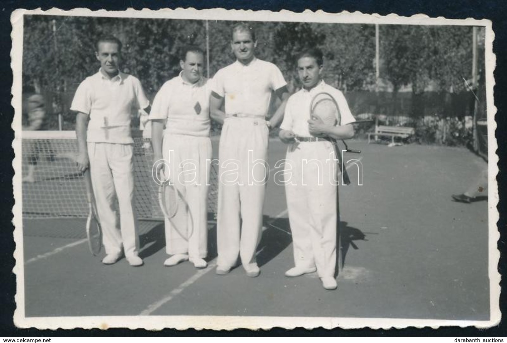 1942 Féder Vilmos (1900-1994) Gyógyszerész A Nagyváradi (Erdély) Madonna Gyógyszertár Tulajdonosa A Teniszpályán (bal Sz - Autres & Non Classés