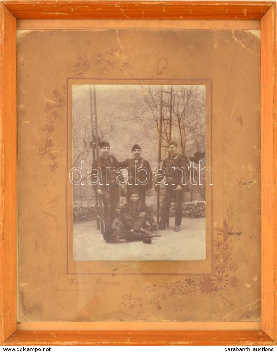 Cca 1900 Kéményseprők, Kartonra Kasírozott Fotó, üvegezett Keretben, 15×11 Cm - Autres & Non Classés