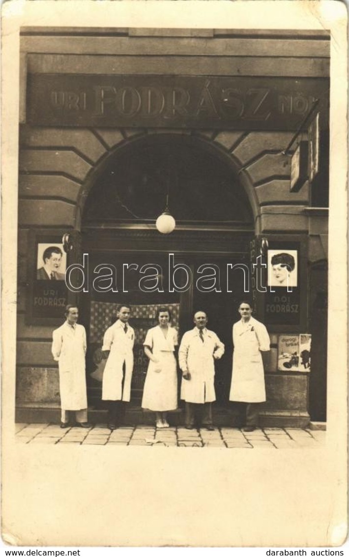 * T2/T3 1936 Budapest, Úri és Női Fodrász Szalon, Fodrászok A Bejárat Előtt, 'Dorogi Brikett' Reklámplakát. Photo (EK) - Ohne Zuordnung