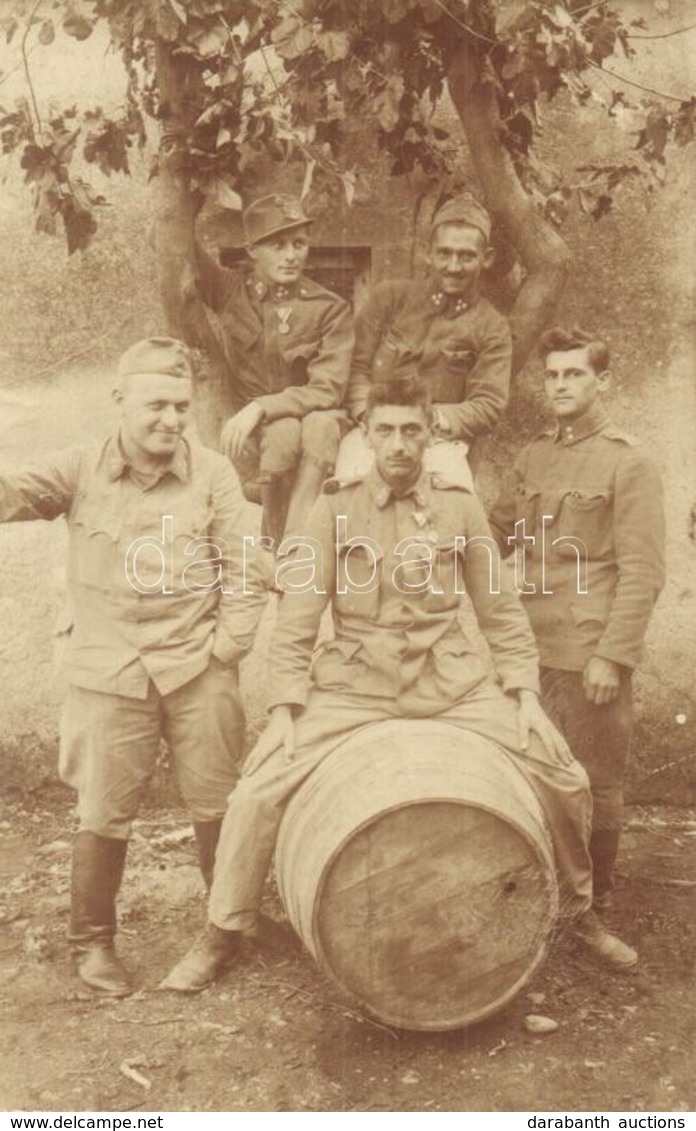 * T2 1918 Katonák Egy Megcsapolt Hordón / WWI Austro-Hungarian K.u.K. Soldiers On A Drilled Barrel. Photo - Non Classés