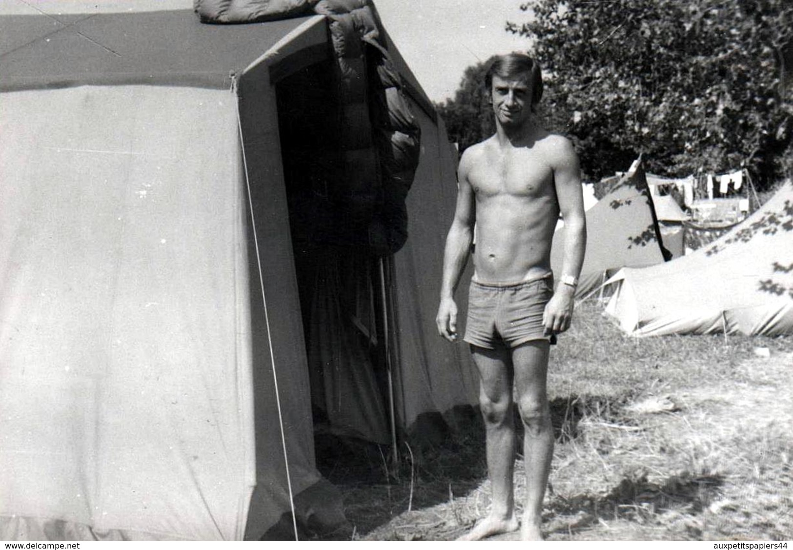 Photo Originale Gay & Playboy Sexy Au Camping Posant Devant Sa Tente Vers 1960/70 - Identifizierten Personen
