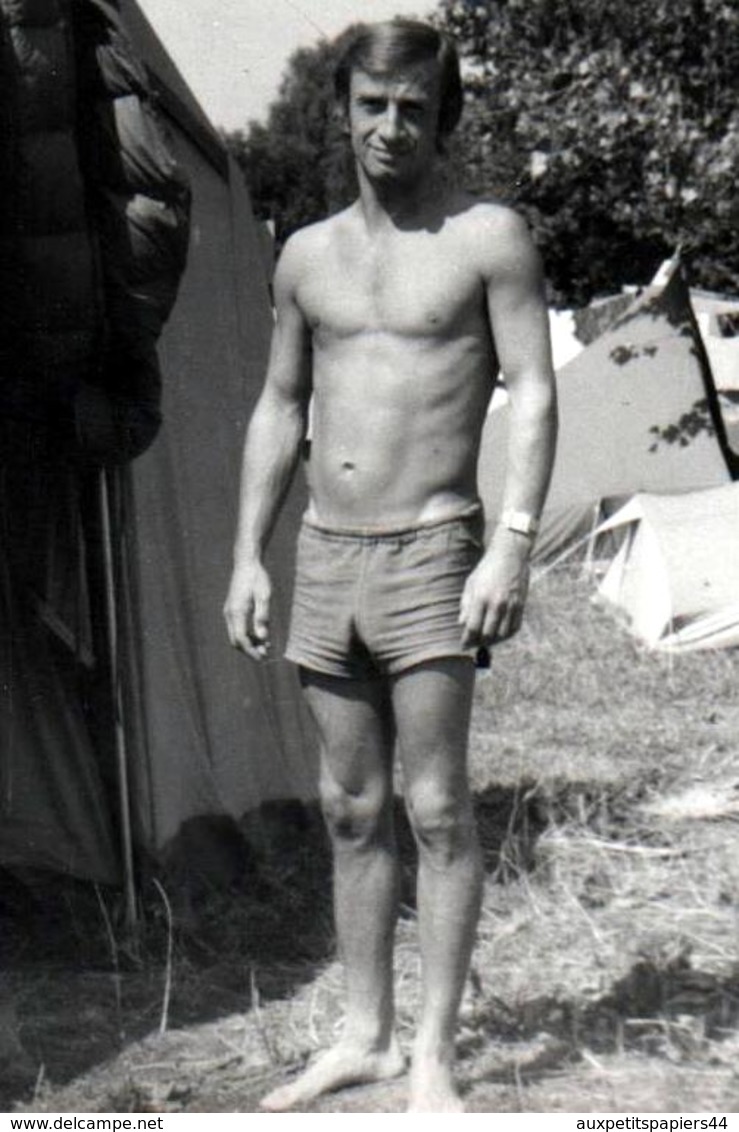 Photo Originale Gay & Playboy Sexy Au Camping Posant Devant Sa Tente Vers 1960/70 - Identifizierten Personen