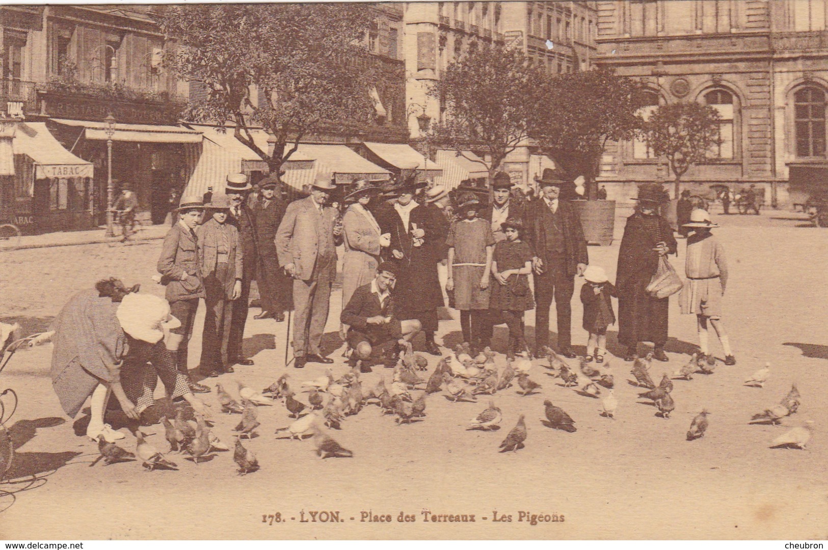 69. LYON. CPA . PLACE DES TERREAUX.LES PIGEONS. ANIMATION. ANNÉE 1926 + TEXTE - Altri & Non Classificati