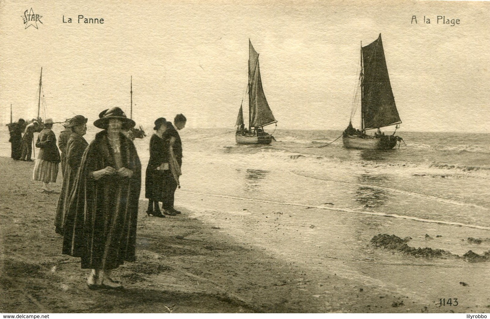 BELGIUM -  La Panne - Fishing Boats And Onlookers Etc - De Panne