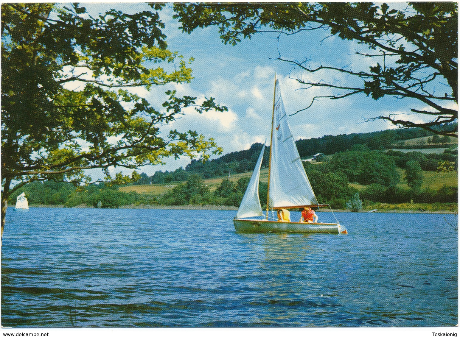 BARRAGE DE PANNECIERE (58.Nièvre). Petit Voilier Naviguant Sur Le Lac - Autres & Non Classés