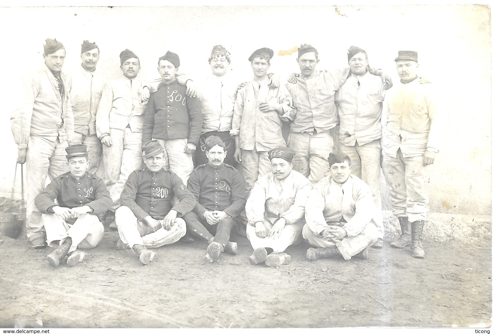 MILITARIA 1913 -  CARTE PHOTO, GROUPE DE SOLDATS MILITAIRES ( CERTAINS AVEC LE NOMBRE DE JOURS ENCORE A FAIRE ) A VOIR - Documenten