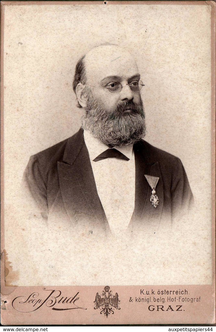 Grand Tirage Photo Albuminé Original Cartonné - CDV - Portrait De L'Homme à La Médaille Par Léon Bude à Graz Autriche - Anciennes (Av. 1900)