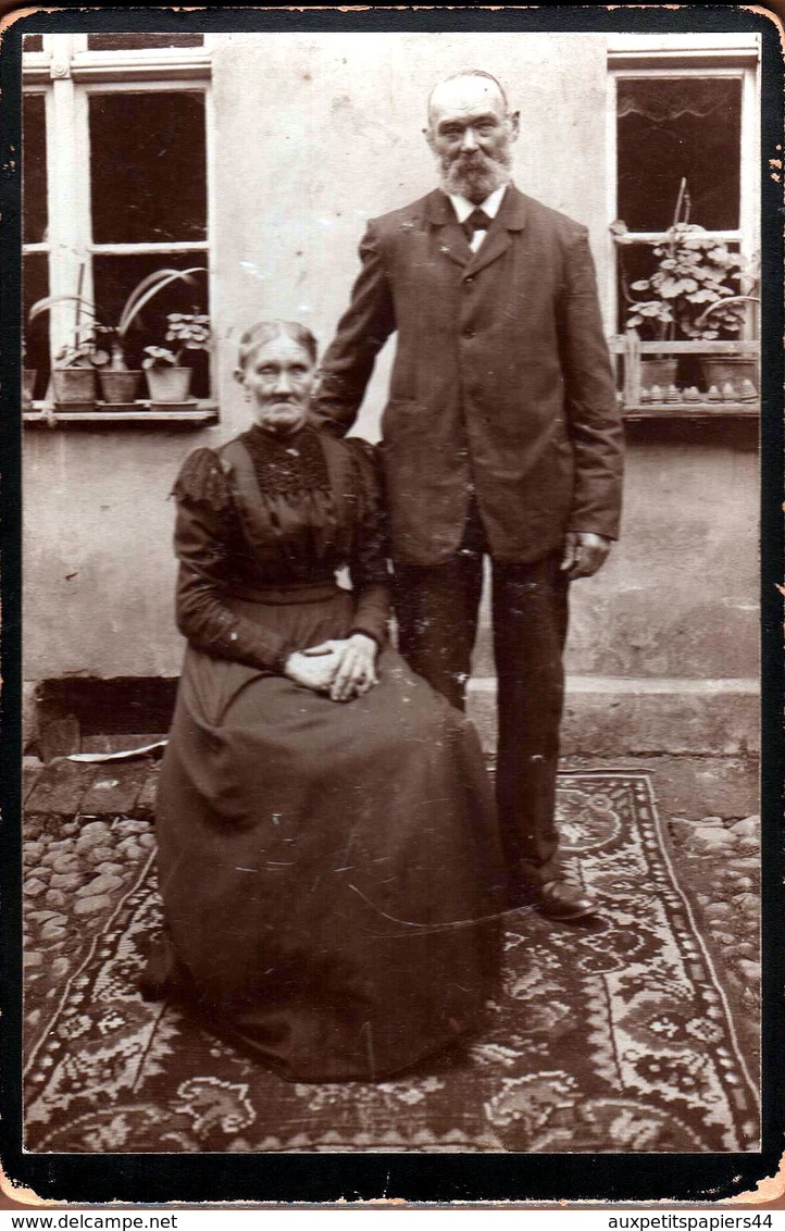 Grand Tirage Photo Albuminé Original Cartonné Portrait D'un Couple De Vieux Au Jardin Vers 1890 - Old (before 1900)