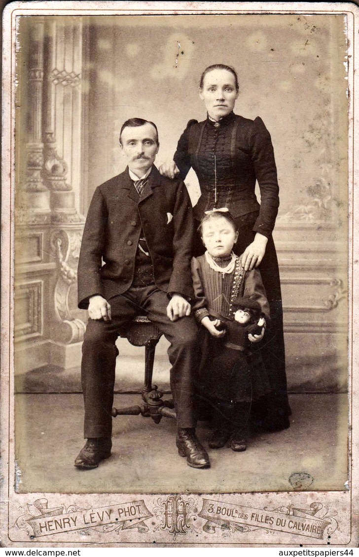 Grand Tirage Photo Albuminé Original Cartonné Portrait De Famille Parisienne Et Poupée Par Henry Lévy - Paris - Anciennes (Av. 1900)
