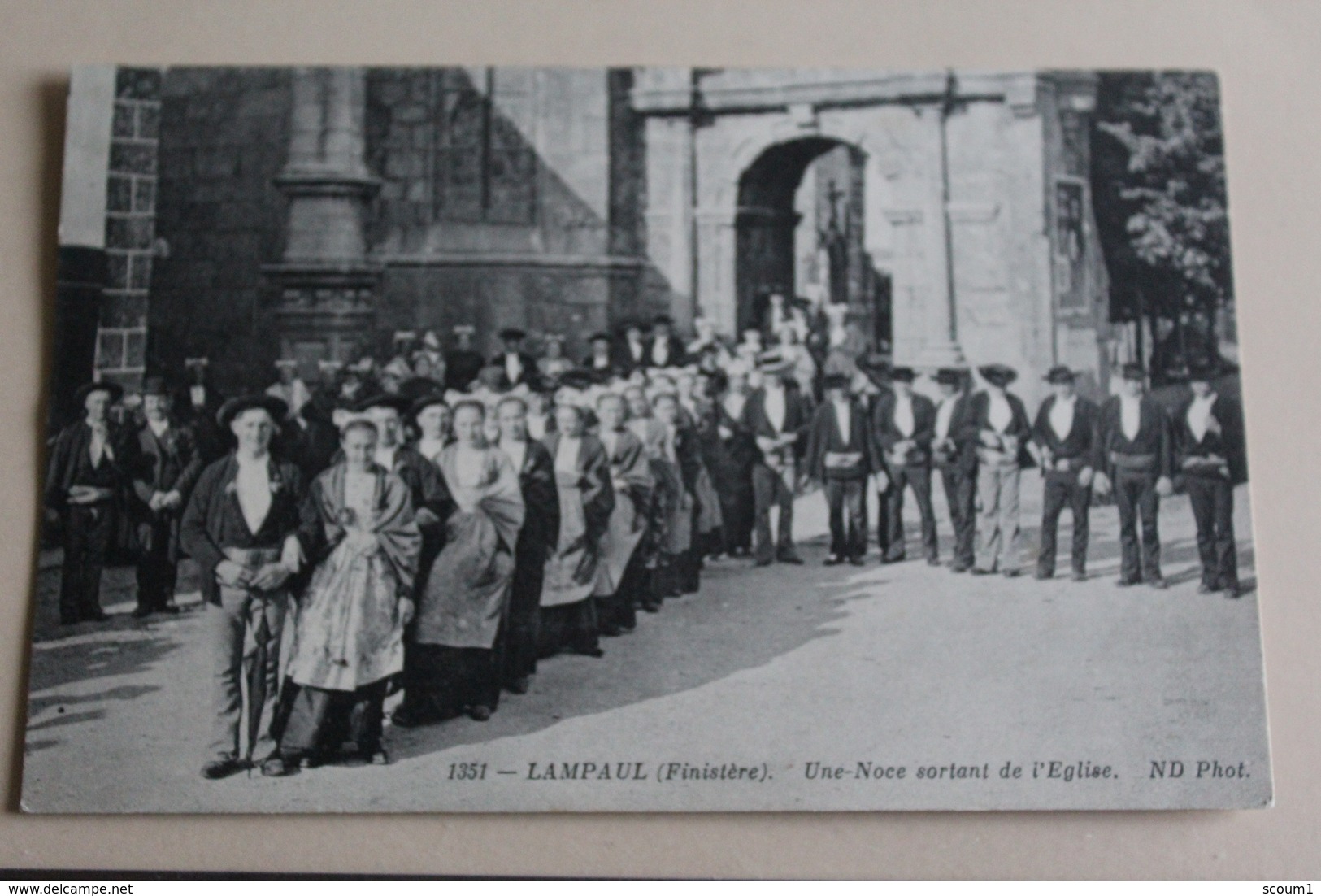 Lampaul Une Noce Sortant  De  L Eglise - Lampaul-Guimiliau