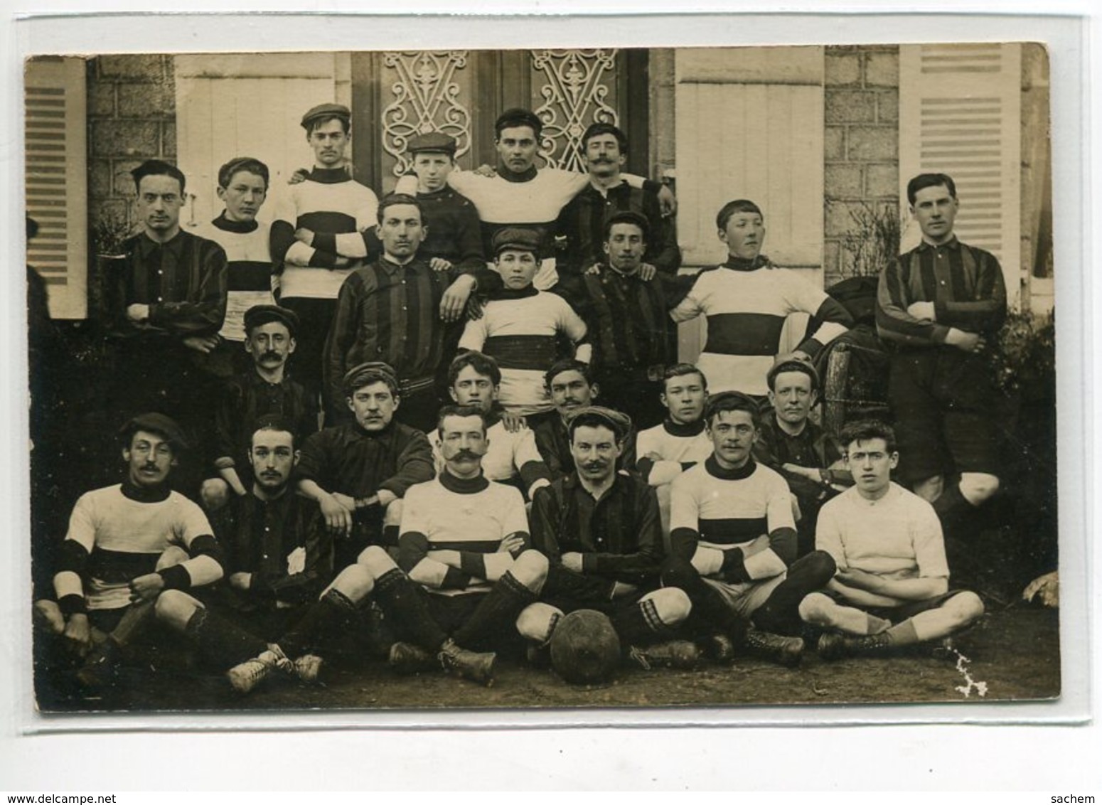 FOOTBALL Jolie CARTE PHOTO Une Equipe DeFootballeurs Posant Fierement Devant Maison 1910     D02 2020 - Football