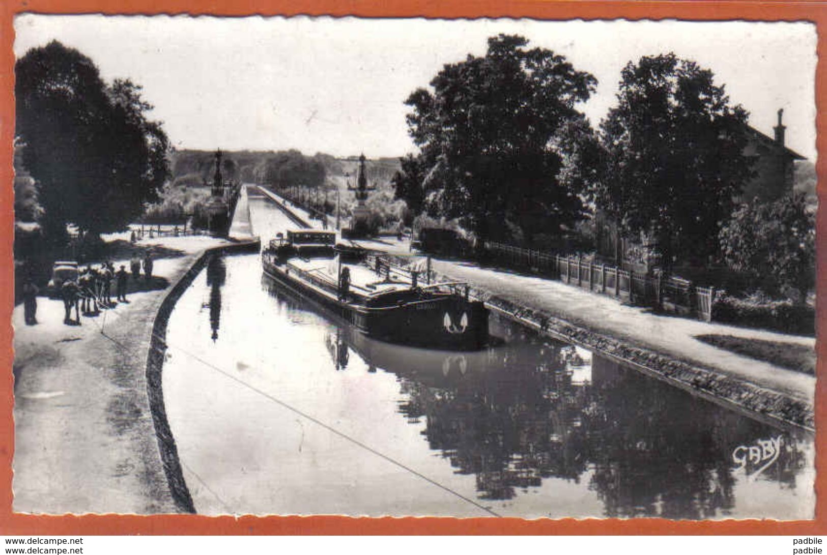 Carte Postale 45. Briare Déhalage D'une Péniche Sur Le Pont-canal Trés Beau Plan - Briare