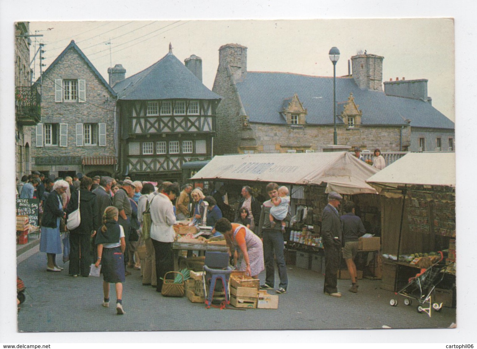 - CPM SAINT RENAN (29) - Jour De Marché Sur La Place De La Mairie 1986 (belle Animation) - Editions JOS 1524 - - Autres & Non Classés