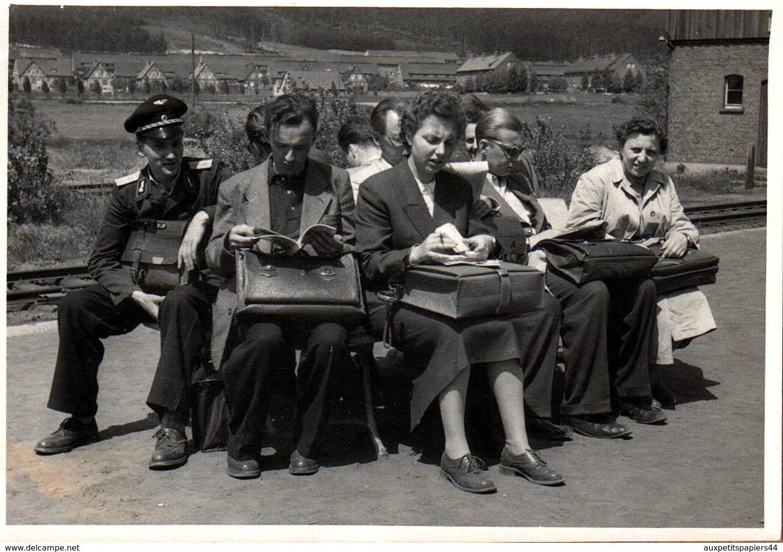 Photo Originale La Vie Du Banc Sur Un Quai De Gare Et Usagers Qui Attendent Leur Train En 1943 - Cartables De Cuir - Trains