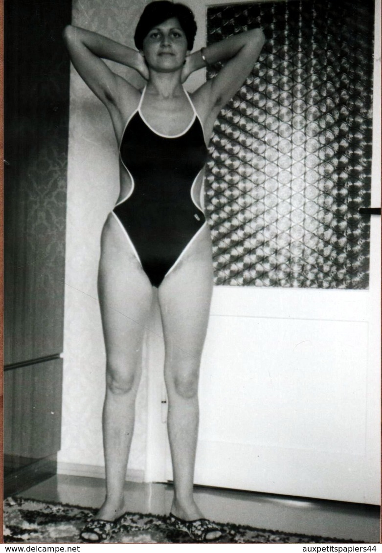 Lot de 9 Photos Retirages d'après Originales de Pin-Up Amatrice & Maillot de Bain Sexy dans son Appartement vers 1970