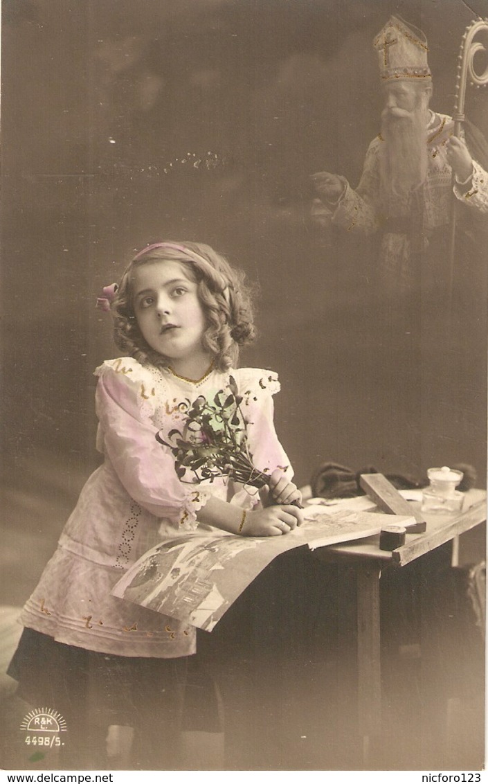 "Pretty Girl With Flowers  In Her Studio" Nice Vintage German Postcard - Escenas & Paisajes