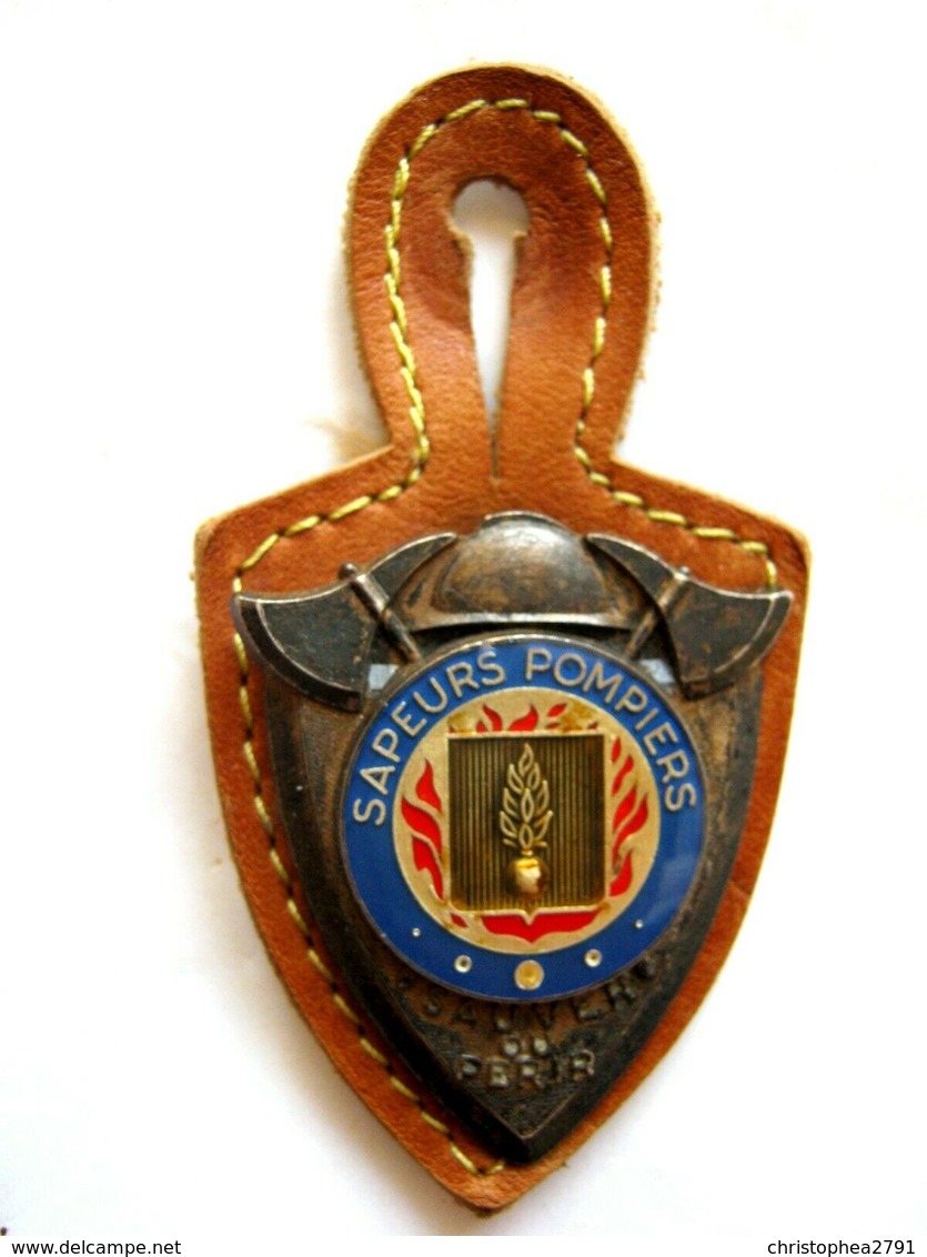 ANCIEN INSIGNE DES SAPEURS POMPIERS AVEC CUIR D'ORIGINE ETAT EXCELLENT - Pompiers