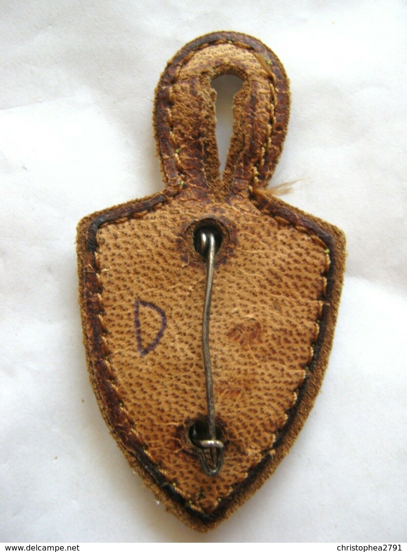 ANCIEN INSIGNE DES SAPEURS POMPIERS AVEC CUIR D'ORIGINE ETAT EXCELLENT - Pompiers