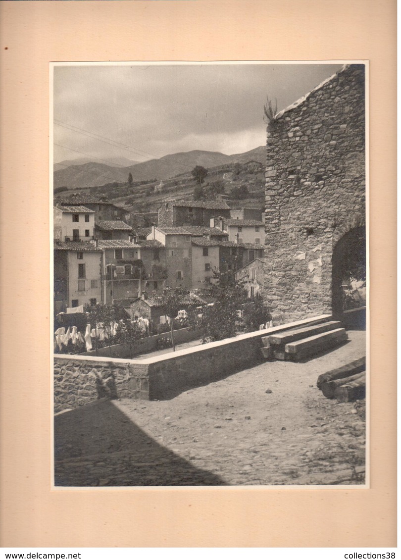 Prats De Mollo - Devant L'Eglise (3 Photos Collées Recto-verso Sur Carton (1photo 17 Cm X 23cm - 2 Photos 12cm X 17) - Autres & Non Classés