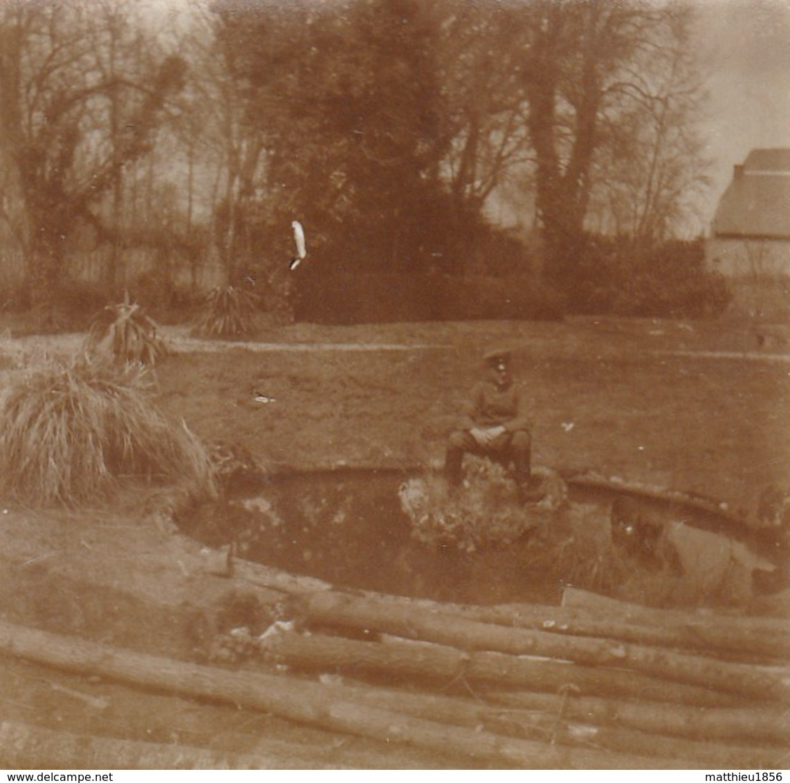 Photo 14-18 SERY-LES-MEZIERES (près Ribemont) - Soldat Allemand Dans Le Parc Du Château (A218, Ww1, Wk 1) - Autres & Non Classés