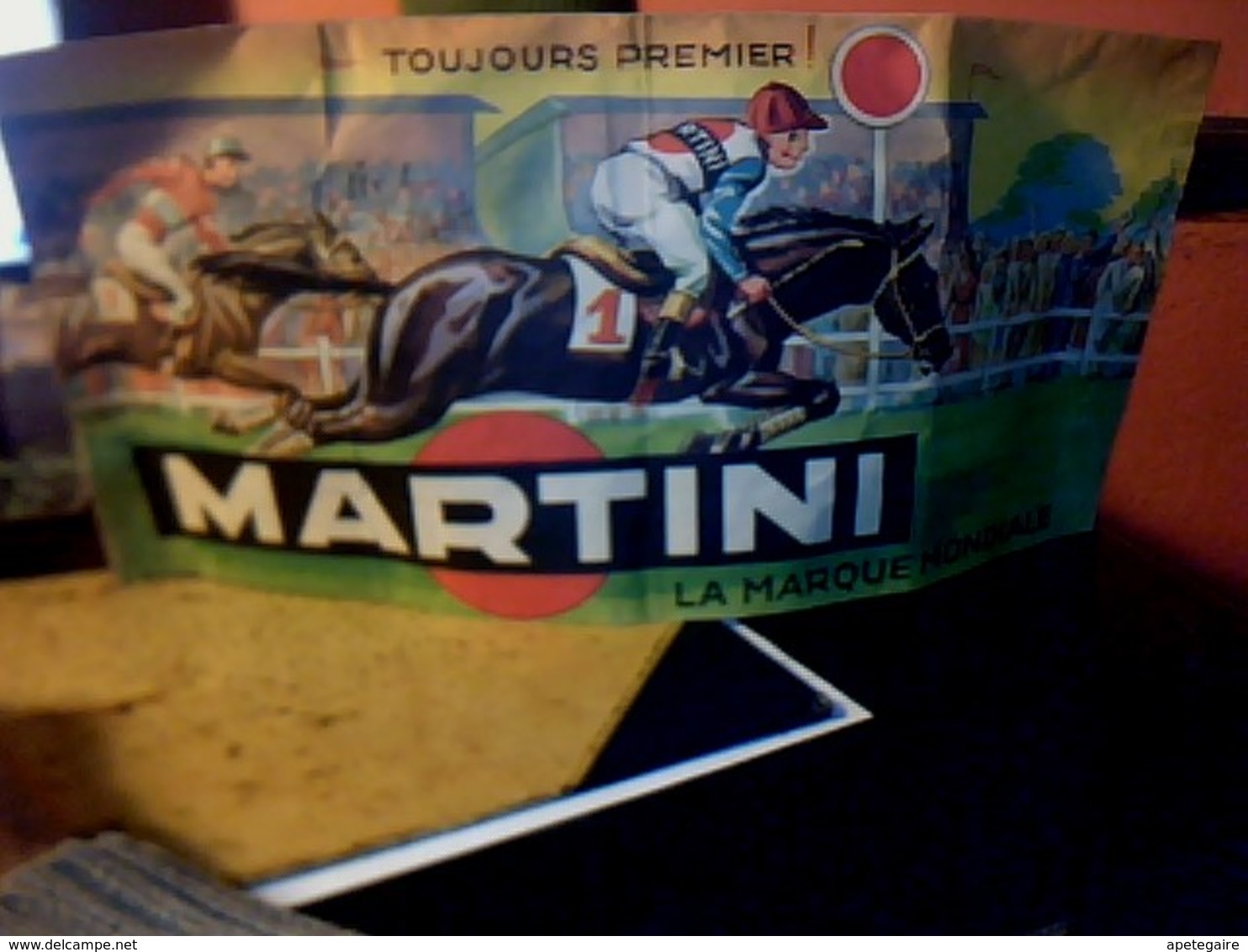 Publicité Chapeau Bob En Papier  MARTINI "toujours En Tête  Toujours Premier " ( Thème Tour De France & Tiercé) Année? - Baseball-Caps