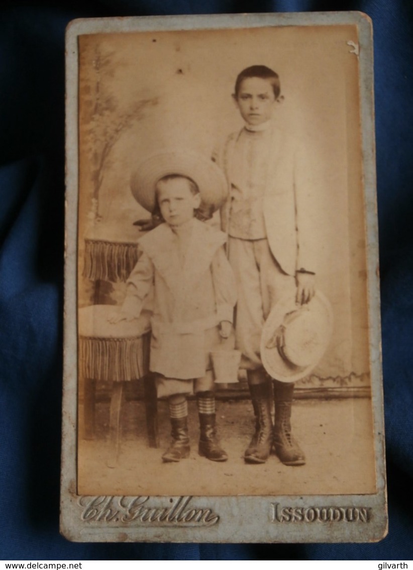 Photo CDV  Guillon à Issoudun  Deux Jeunes Garçons Grands Chapeaux (Max Et Raymond Meillard 1900) - L481F - Antiche (ante 1900)