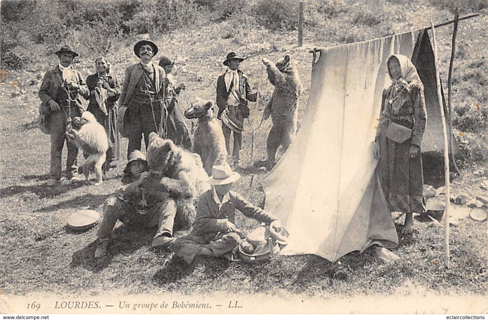 Lourdes        65       Un Groupe De Bohémiens.  Montreur D'Ours    (voir Scan) - Lourdes