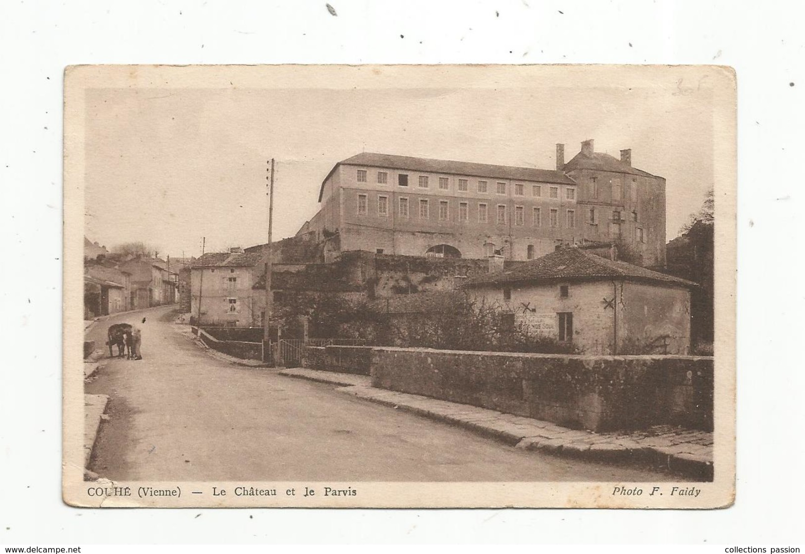 Cp, 86,  COUHE , Le Chateau Et Le Parvis , Photo Faidy, écrite - Couhe