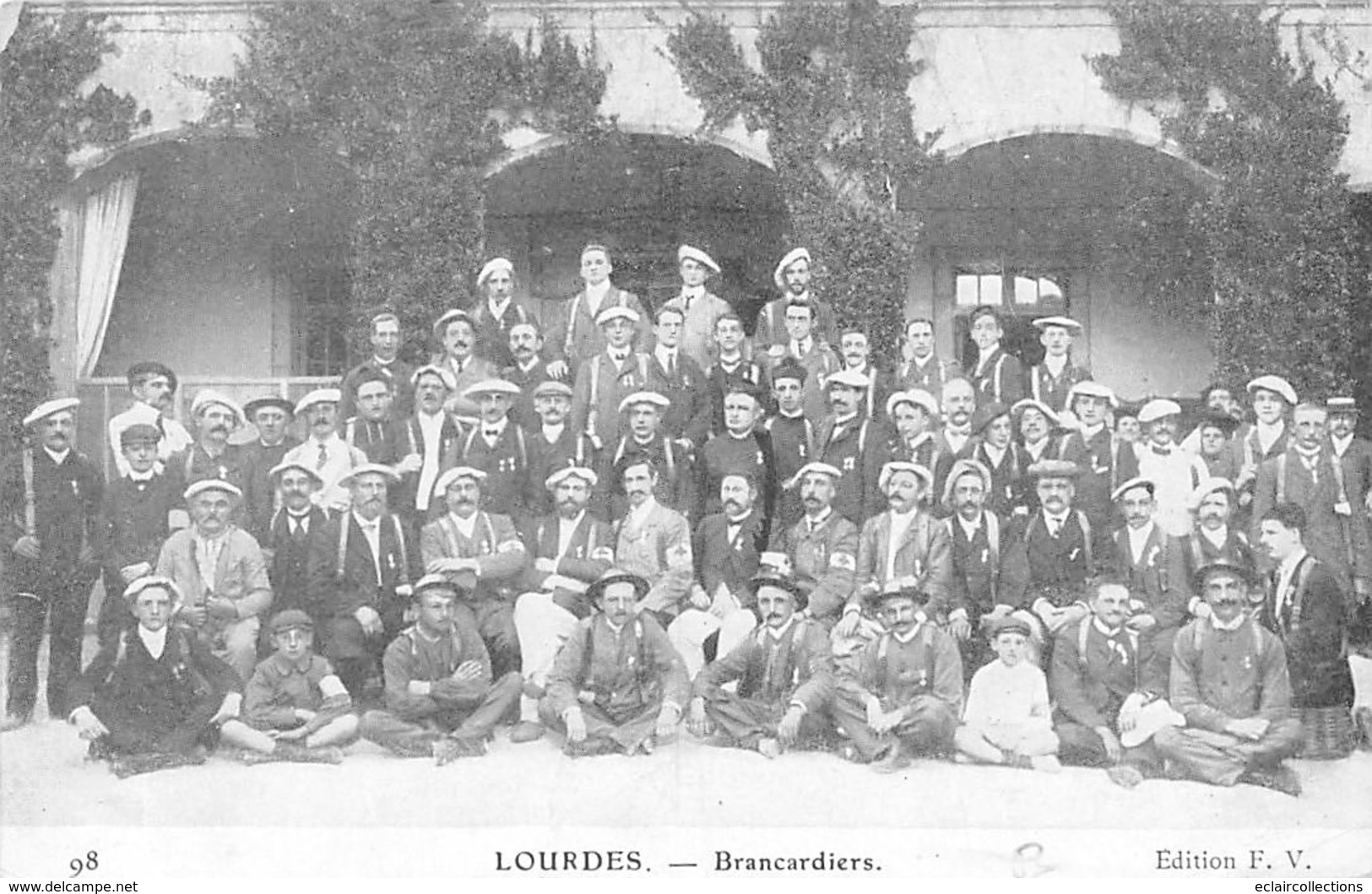 Lourdes        65       Ensemble de  22 cartes dont Pèlerinage,Malades, Brancardiers, Religion et autre.     (voir scan)