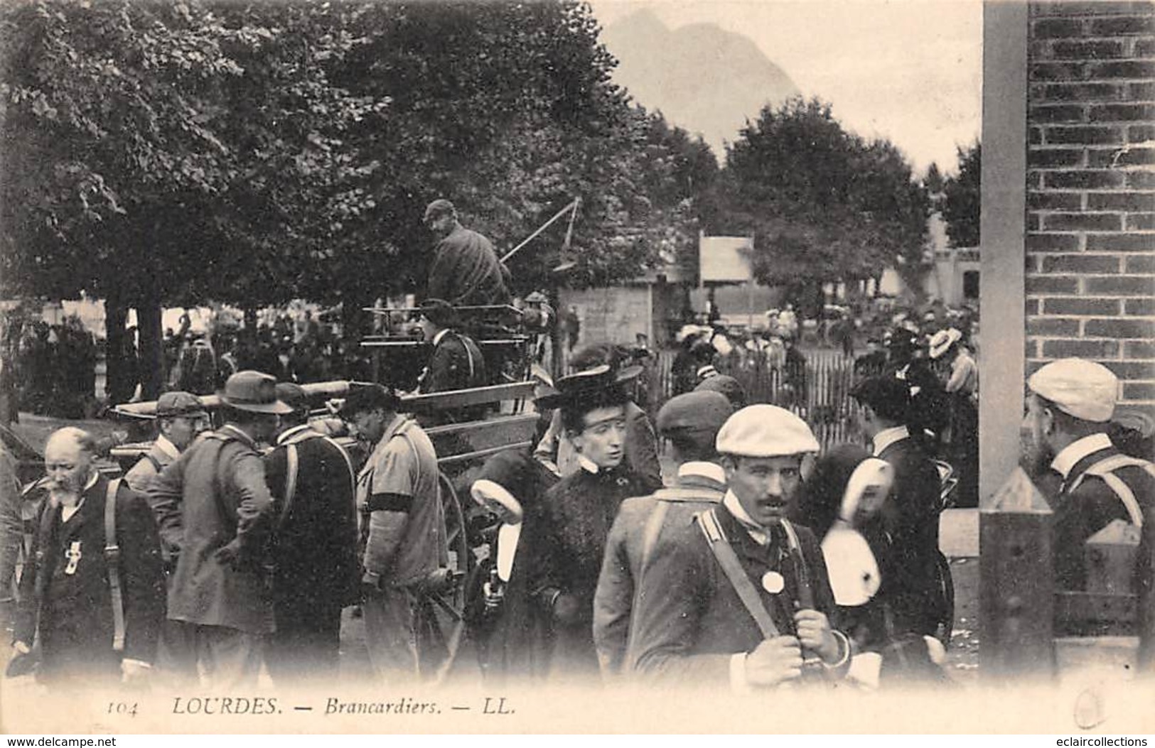 Lourdes        65       Ensemble de  22 cartes dont Pèlerinage,Malades, Brancardiers, Religion et autre.     (voir scan)