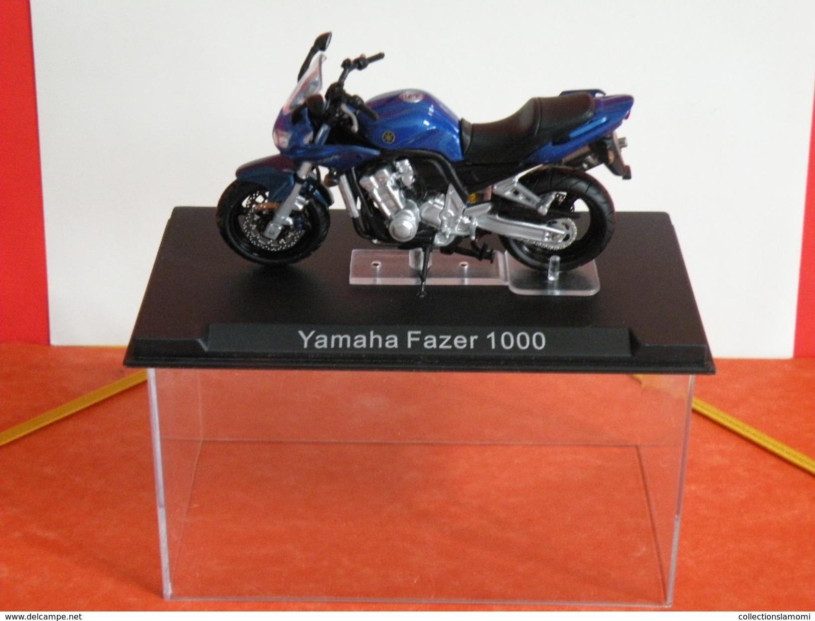 MOTO 1/24 > Yamaha Fazer 1000 (sous Vitrine) - Motorcycles