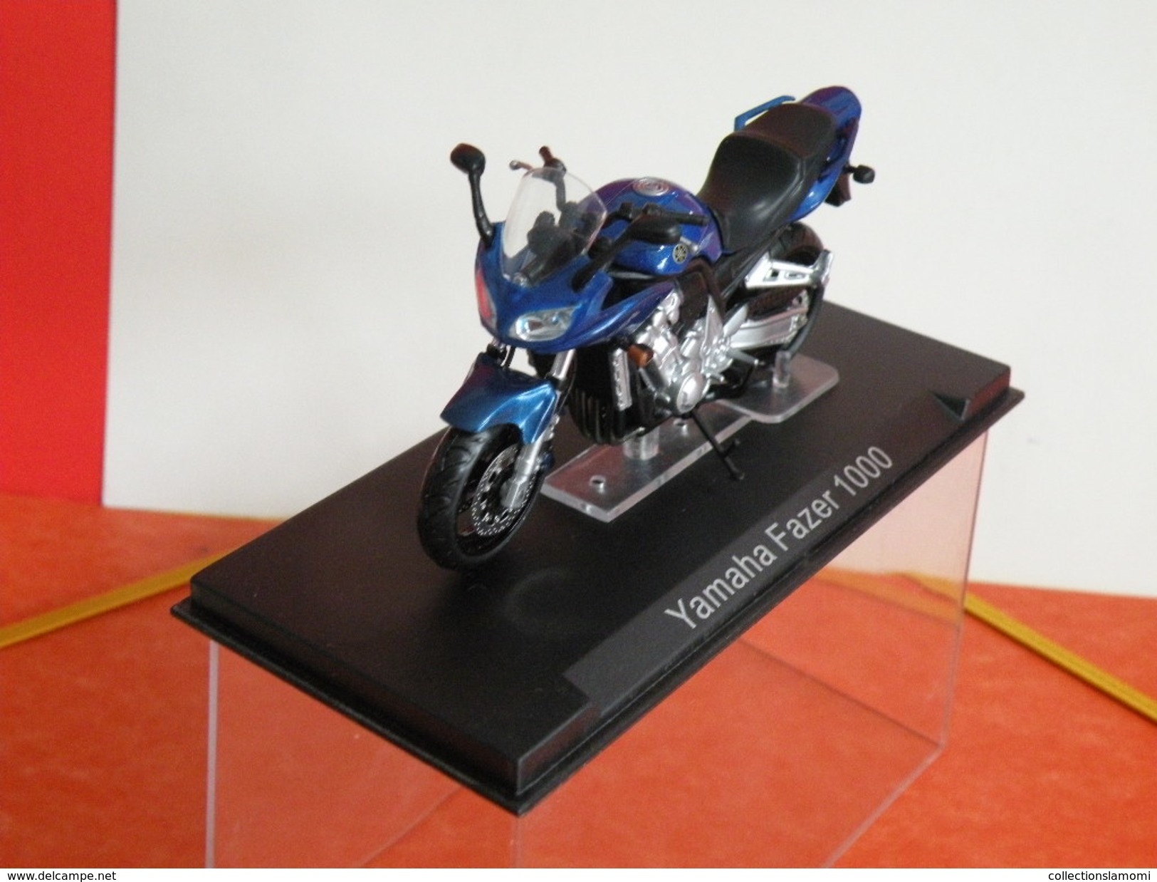 MOTO 1/24 > Yamaha Fazer 1000 (sous Vitrine) - Motorcycles