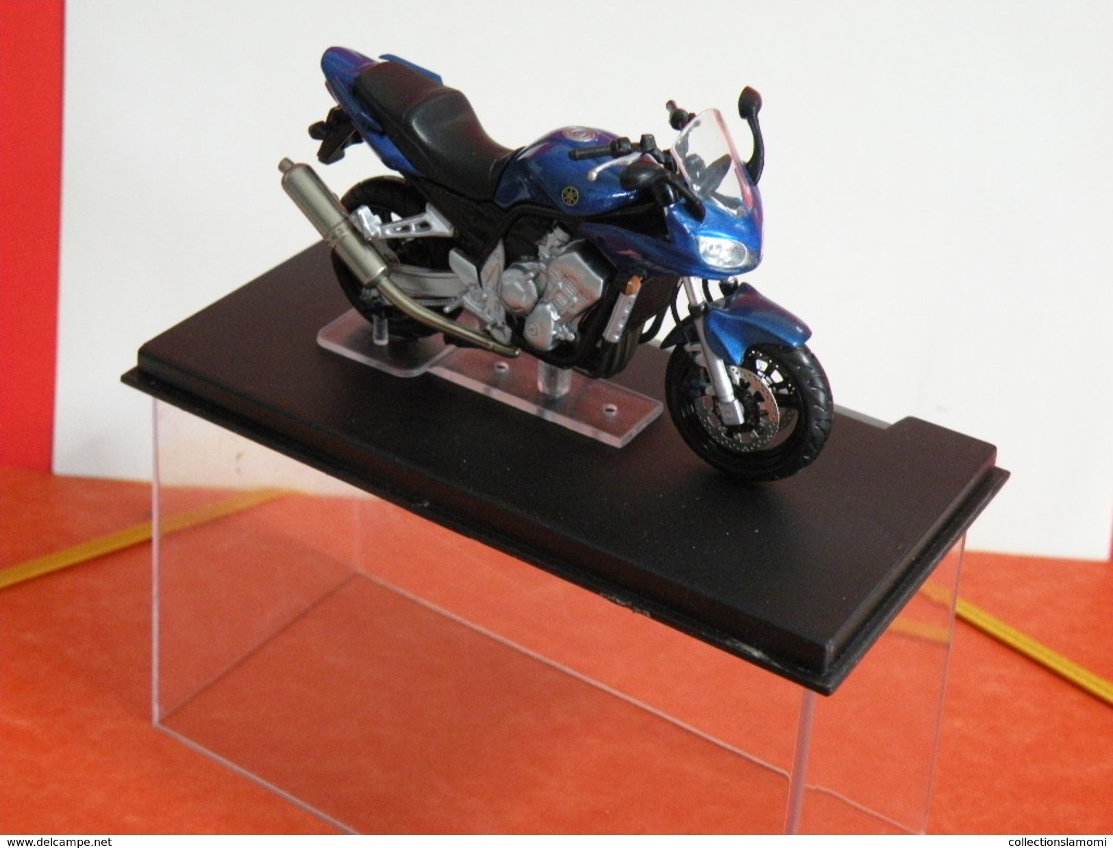 MOTO 1/24 > Yamaha Fazer 1000 (sous Vitrine) - Motos