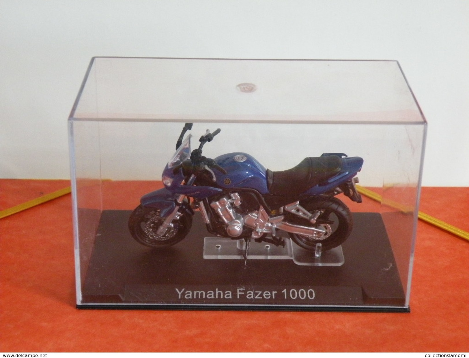 MOTO 1/24 > Yamaha Fazer 1000 (sous Vitrine) - Motorcycles