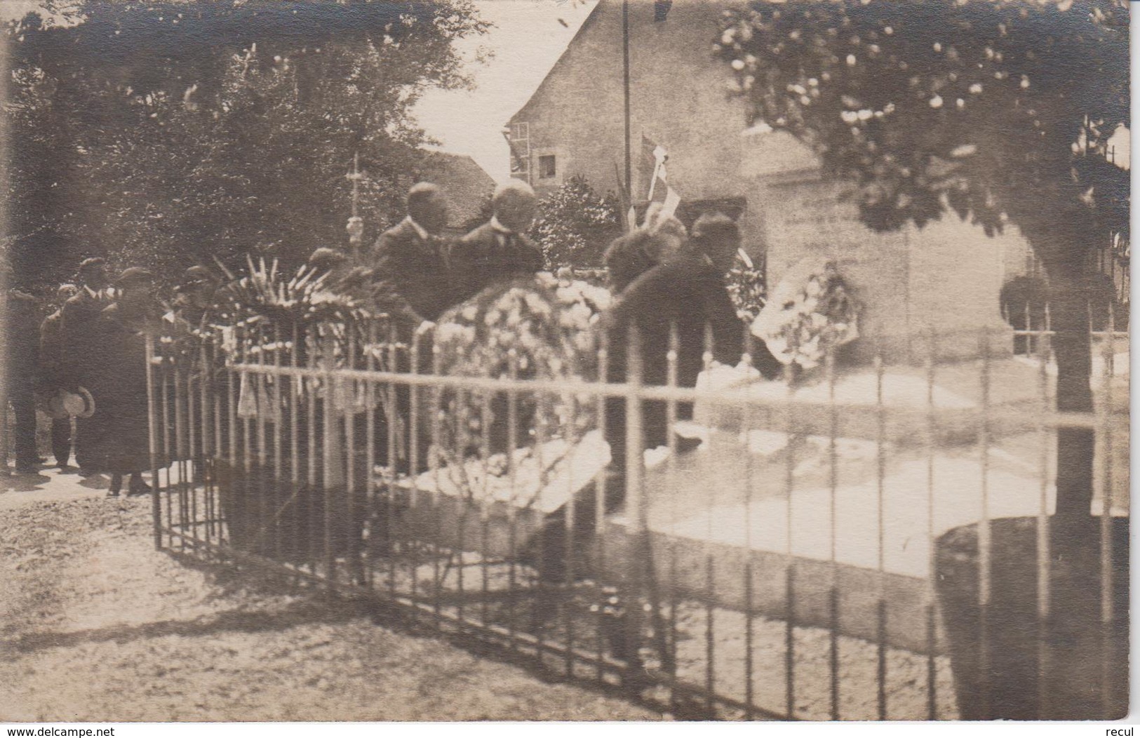 MILITARIA - Carte Photo D'une Remise De Gerbes Au Monument Aux Morts - Monuments Aux Morts